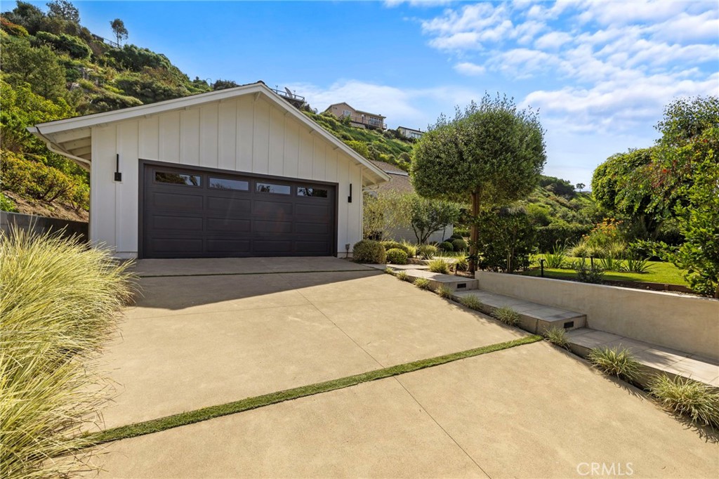 Large driveway parking for 4+ cars - 3121 Bern Drive, Laguna Beach CA 92651 - photo 41