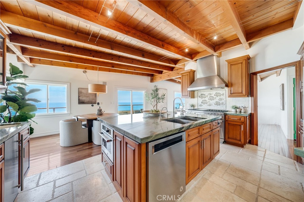 Photo depicts furniture that has been removed from the home. - 31272 Ceanothus Drive, Laguna Beach CA 92651 - photo 12