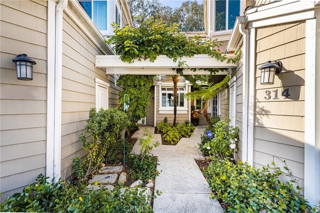 Entryway to 314 San Nicholas. - 314 San Nicholas Court, Laguna Beach CA 92651 - photo 1