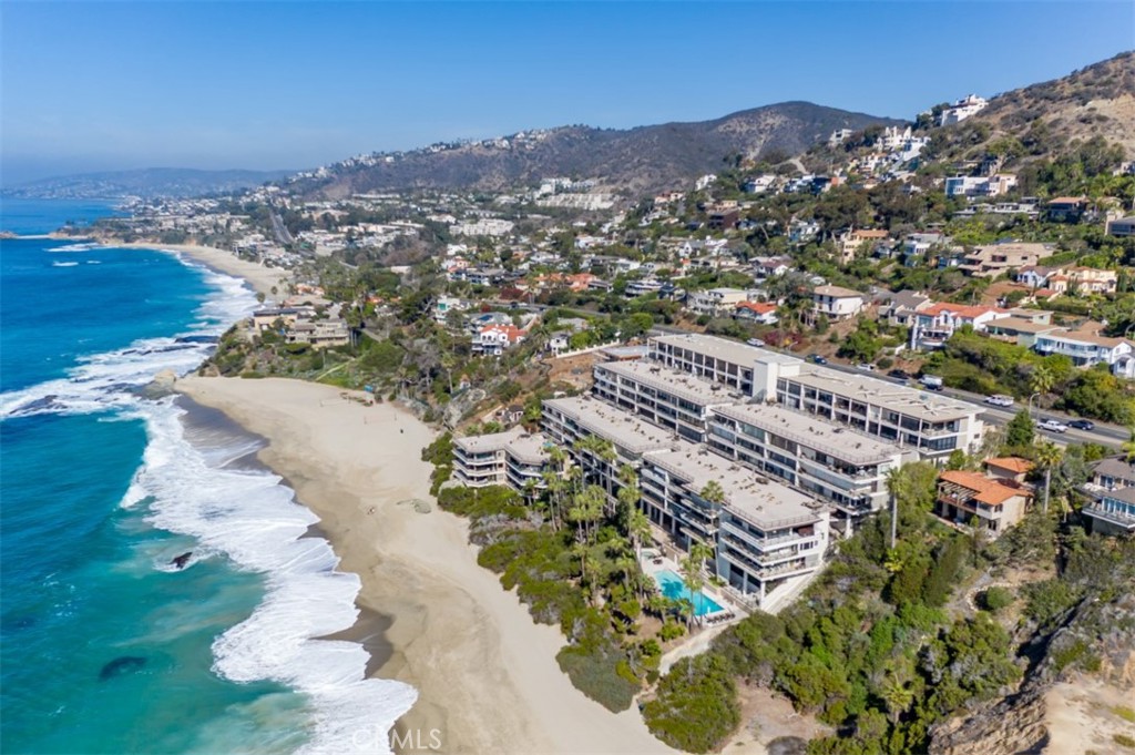 THE LAGUNA ROYALE FOUR BUILDINGS - 31423 Coast Highway S 12, Laguna Beach CA 92651 - photo 2