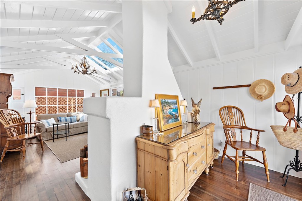 Entry looking into the light and bright living room. - 31521 Summit Road, Laguna Beach CA 92651 - photo 6