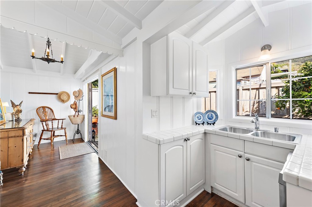 Kitchen looking out towards the inviting entry. - 31521 Summit Road, Laguna Beach CA 92651 - photo 7