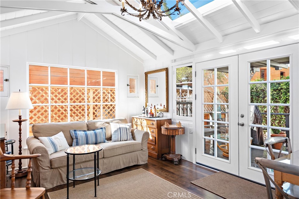 Living room. - 31521 Summit Road, Laguna Beach CA 92651 - photo 10