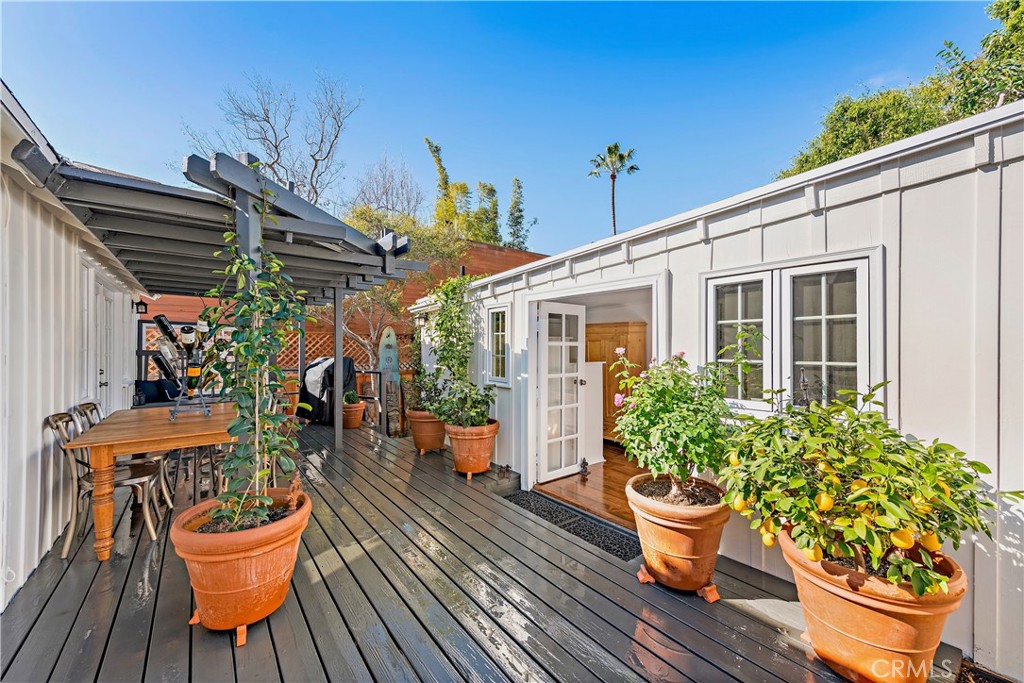 French doors open into the studio with full bath. - 31521 Summit Road, Laguna Beach CA 92651 - photo 17