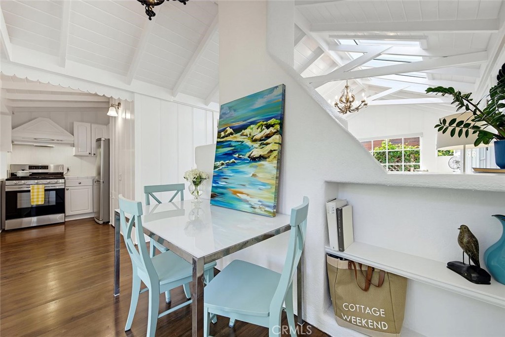 Welcoming entry looking into the kitchen. - 31521 Summit Road, Laguna Beach CA 92651 - photo 8