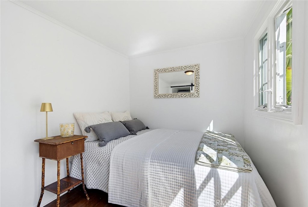 Queen bed in the guest cottage. - 31521 Summit Road, Laguna Beach CA 92651 - photo 29