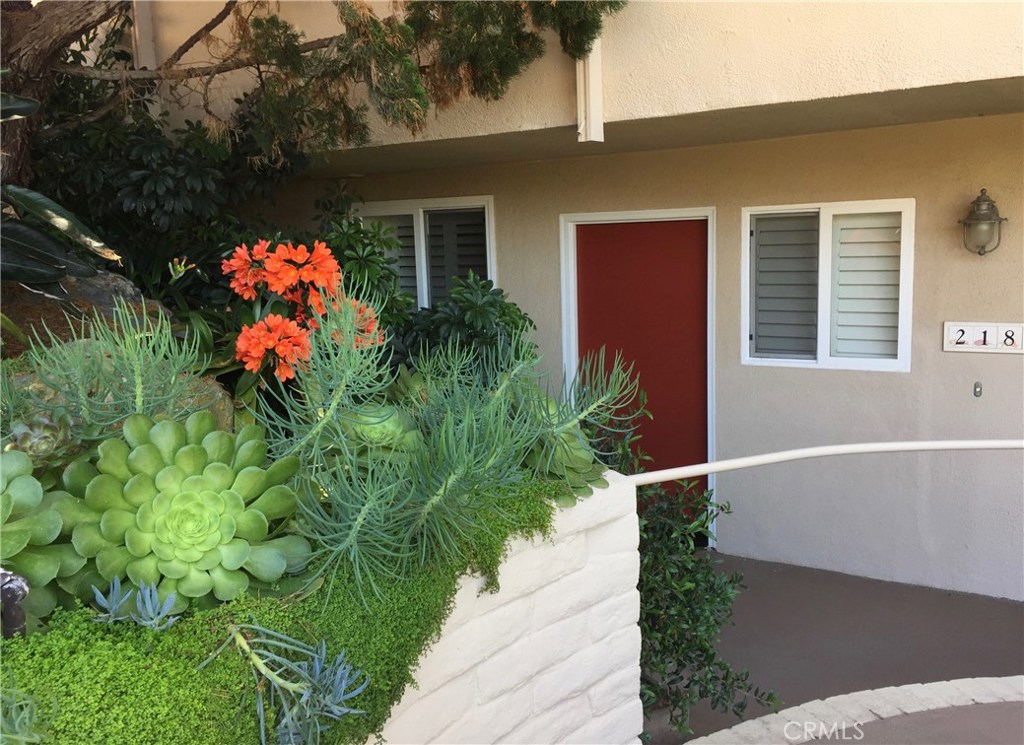 Lush Gardens Embellishes the Entry of 218 - 31561 Table Rock 218, Laguna Beach CA 92651 - photo 1
