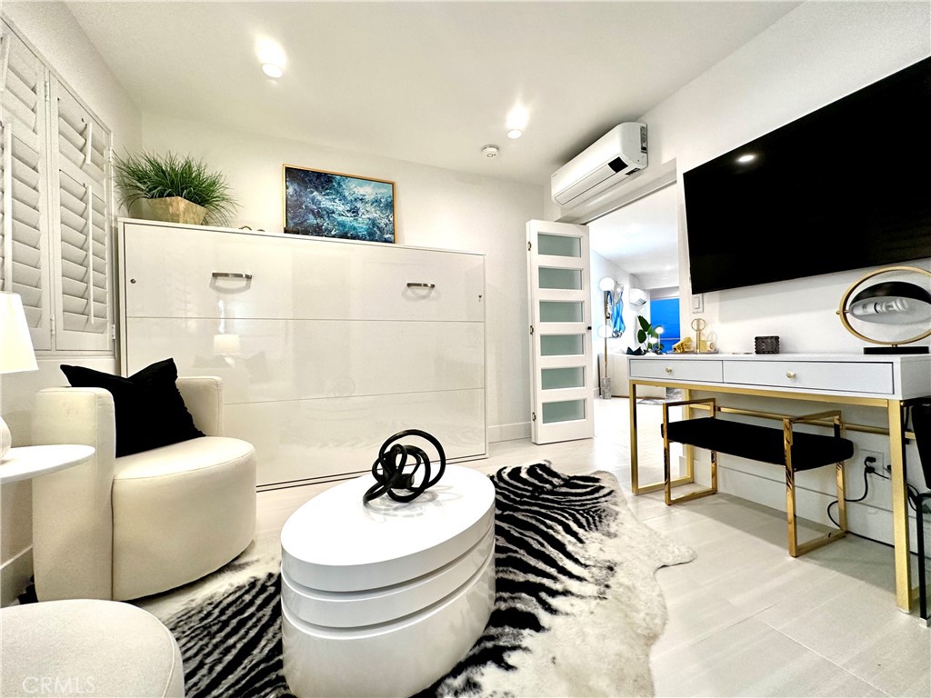 En-suite with murphy bed - 31561 Table Rock Drive 105, Laguna Beach CA 92651 - photo 22