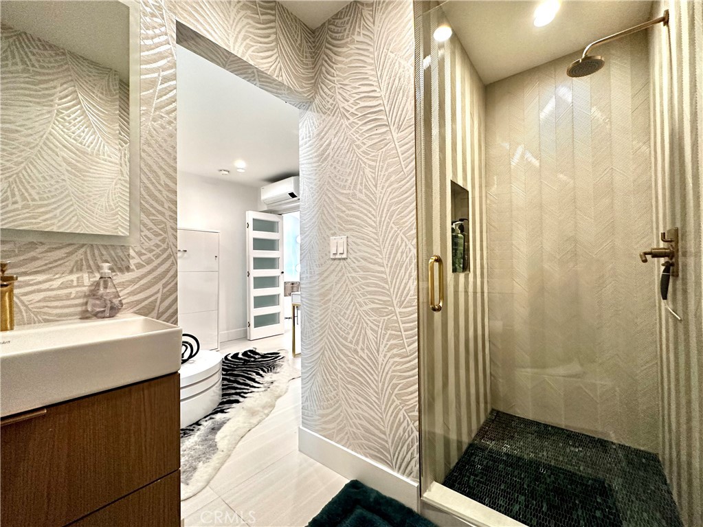 En-suites bathroom - 31561 Table Rock Drive 105, Laguna Beach CA 92651 - photo 24