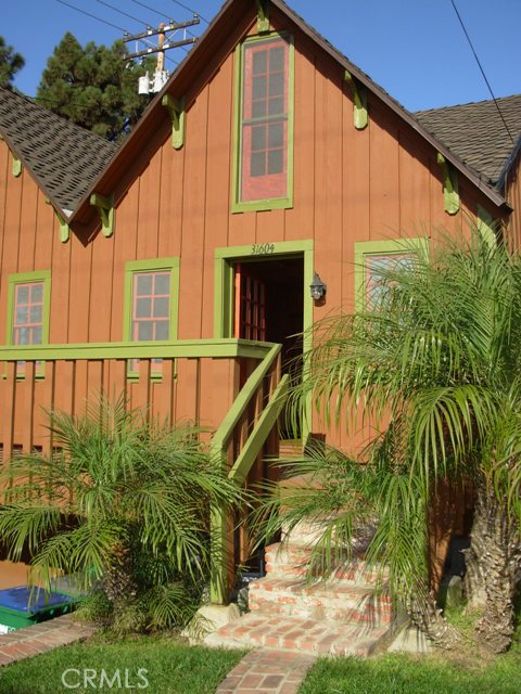 Welcome to 31604 Virginia Way, Laguna Beach. This iconic 1928 duplex cottage was originally built for the 1932 Los Angel - 31604 Virginia Way, Laguna Beach CA 92651 - photo 1