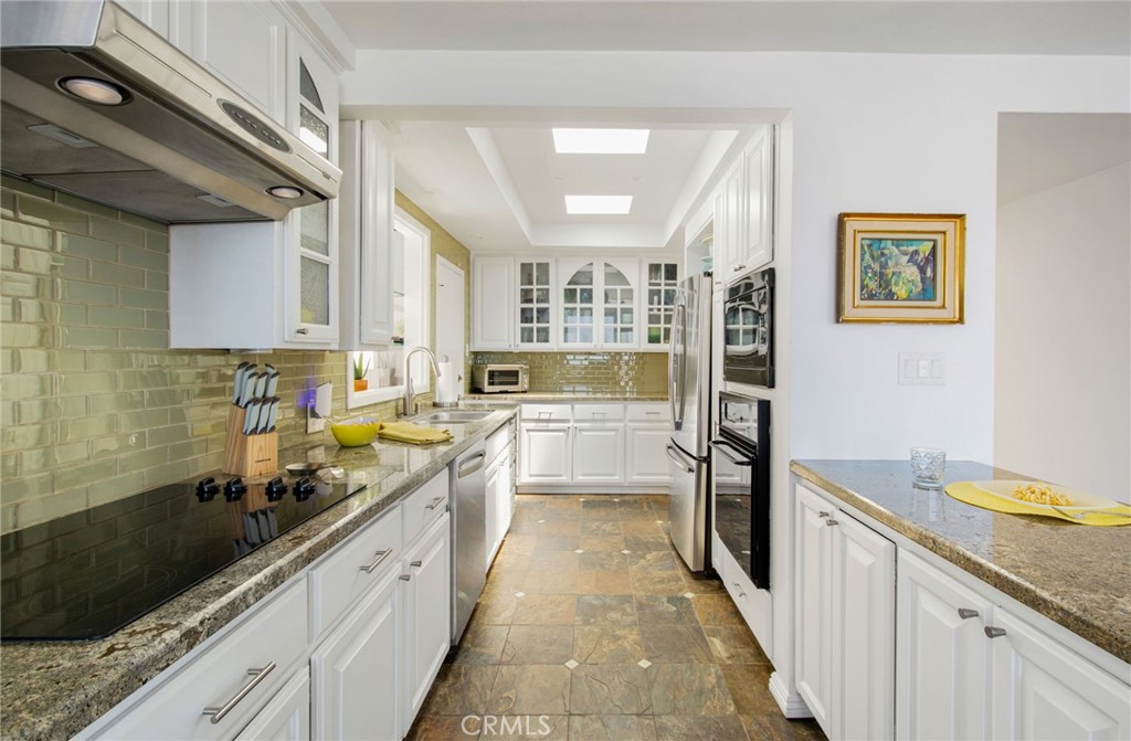 View of kitchen from dining area. - 31731 Seacove, Laguna Beach CA 92651 - photo 33