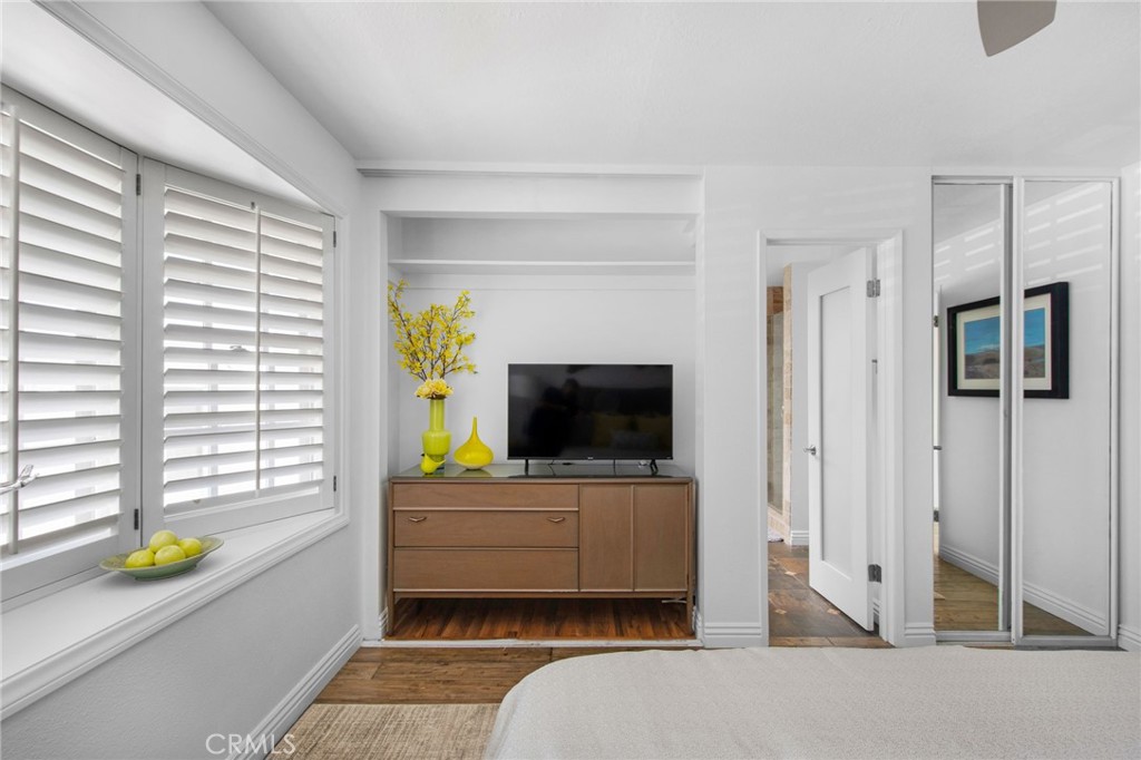 Primary bedroom with recessed nook, entry door with frosted glass and mirrored slider closet doors. EN-SUITE Bathroom So - 31731 Seacove, Laguna Beach CA 92651 - photo 41