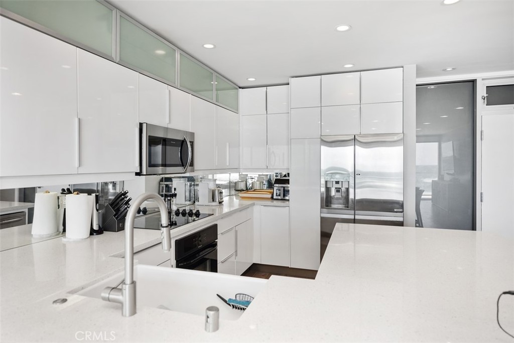Fully Furnished Kitchen. - 31755 Coast 106, Laguna Beach CA 92651 - photo 7