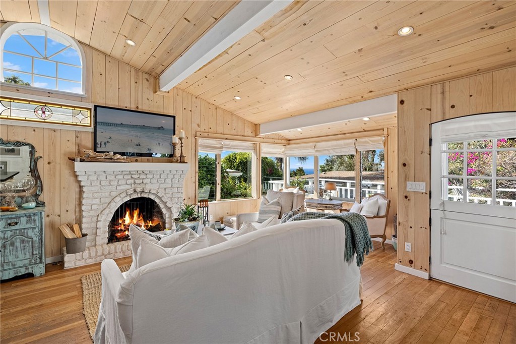 Iconic coastal-cottage style is fully captured in this classic single-level South Laguna home. - 31842 8th Avenue, Laguna Beach CA 92651 - photo 1