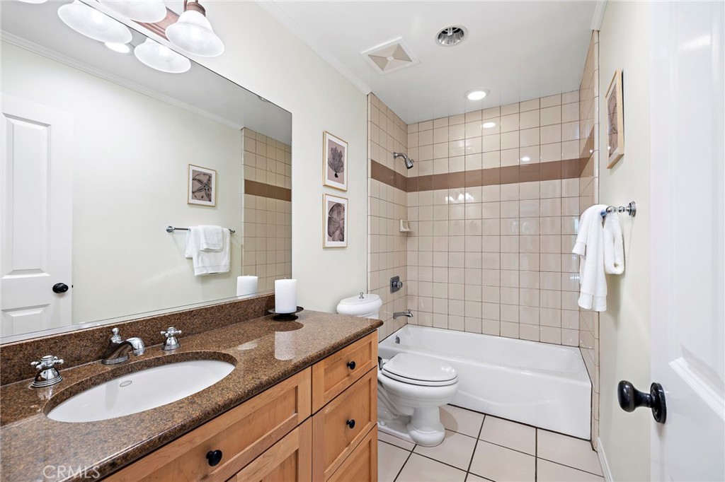 Full hallway bath located off the guest room. - 31953 10th Avenue, Laguna Beach CA 92651 - photo 32