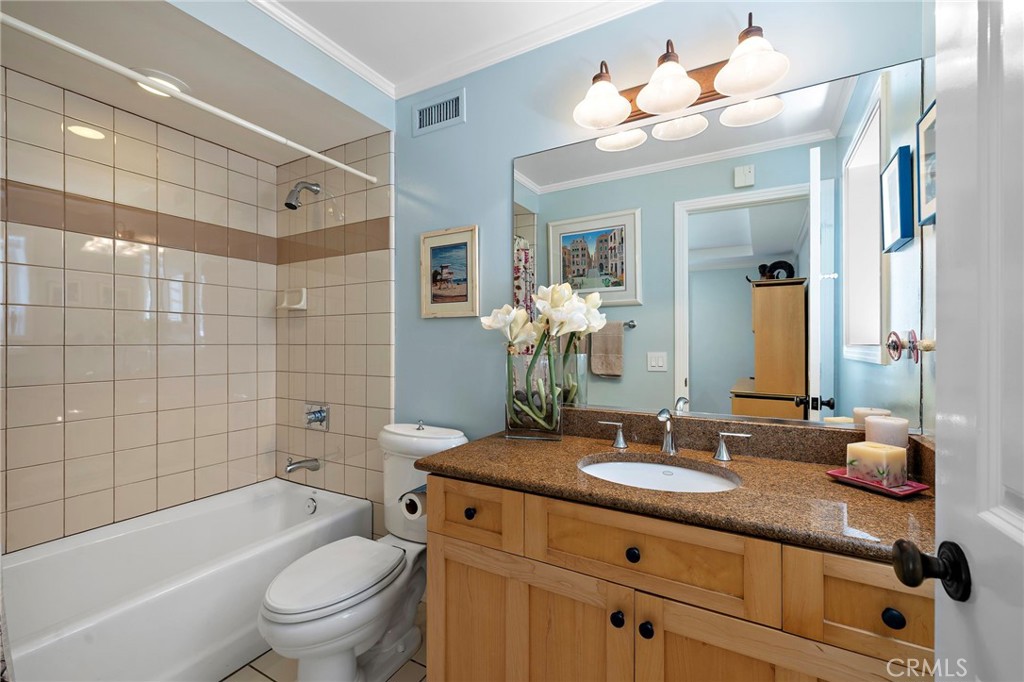 En-suite bath to guest bedroom 2. - 31953 10th Avenue, Laguna Beach CA 92651 - photo 35