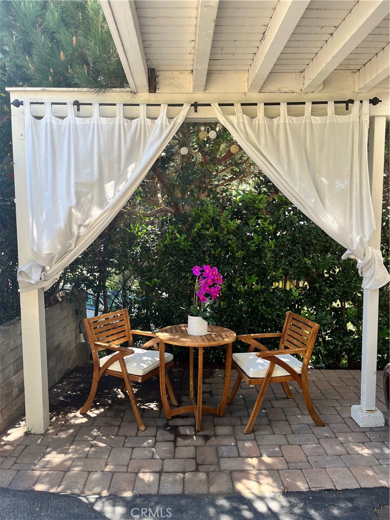 Charming settings abound on this property - 31959 10th Avenue, Laguna Beach CA 92651 - photo 1