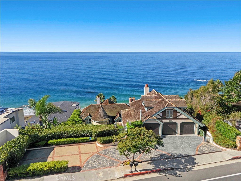 An oversized three-car garage and expansive motor court with a circular drive complete the property. This rare oceanfron - 31971 Coast Highway, Laguna Beach CA 92651 - photo 2