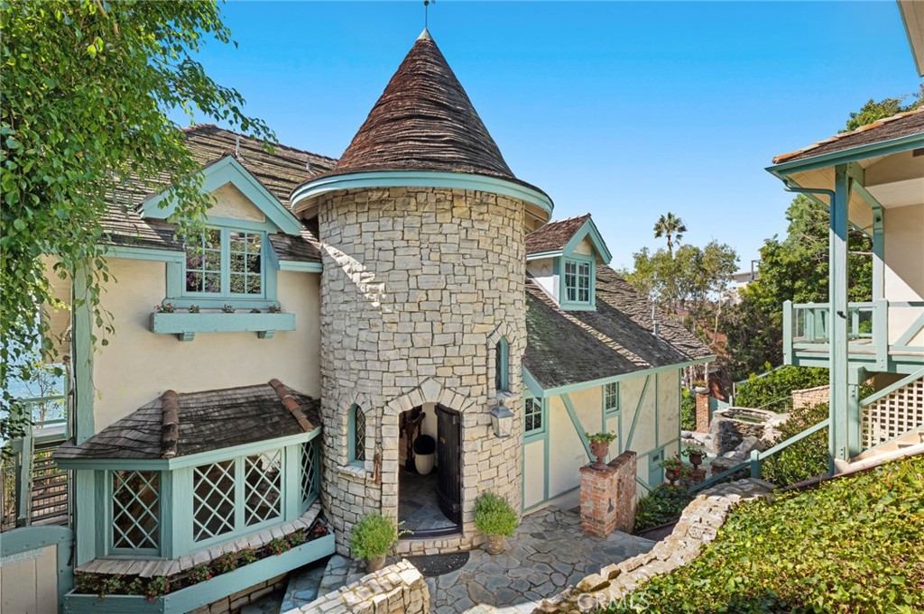 The compound includes a stunning main home. - 31971 Coast Highway, Laguna Beach CA 92651 - photo 5
