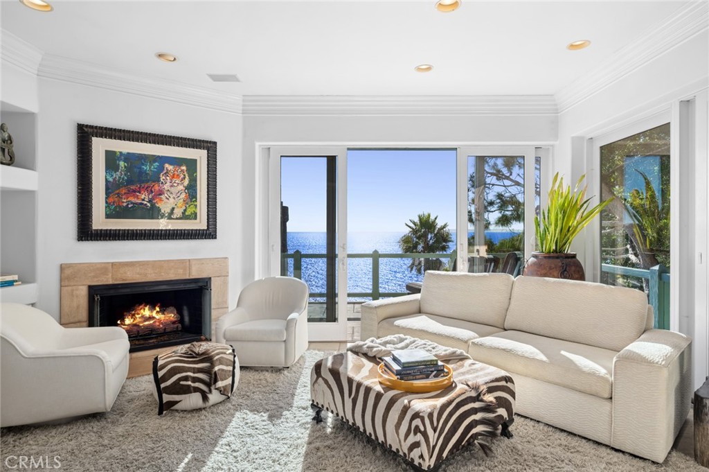 The separate approximately 1,485-square-foot guest residence showcases panoramic ocean vistas, high ceilings, abundant n - 31971 Coast Highway, Laguna Beach CA 92651 - photo 33
