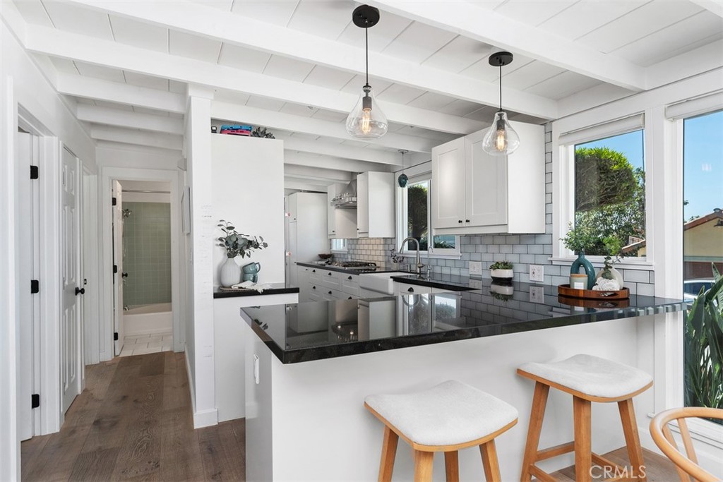 Kitchen with peninsula - 31982 Virginia Way, Laguna Beach CA 92651 - photo 13