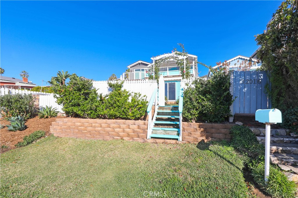 This beautifully renovated cottage spans approximately 1,000 square feet of living space, including two bedrooms and one - 32012 Coast Highway, Laguna Beach CA 92651 - photo 1