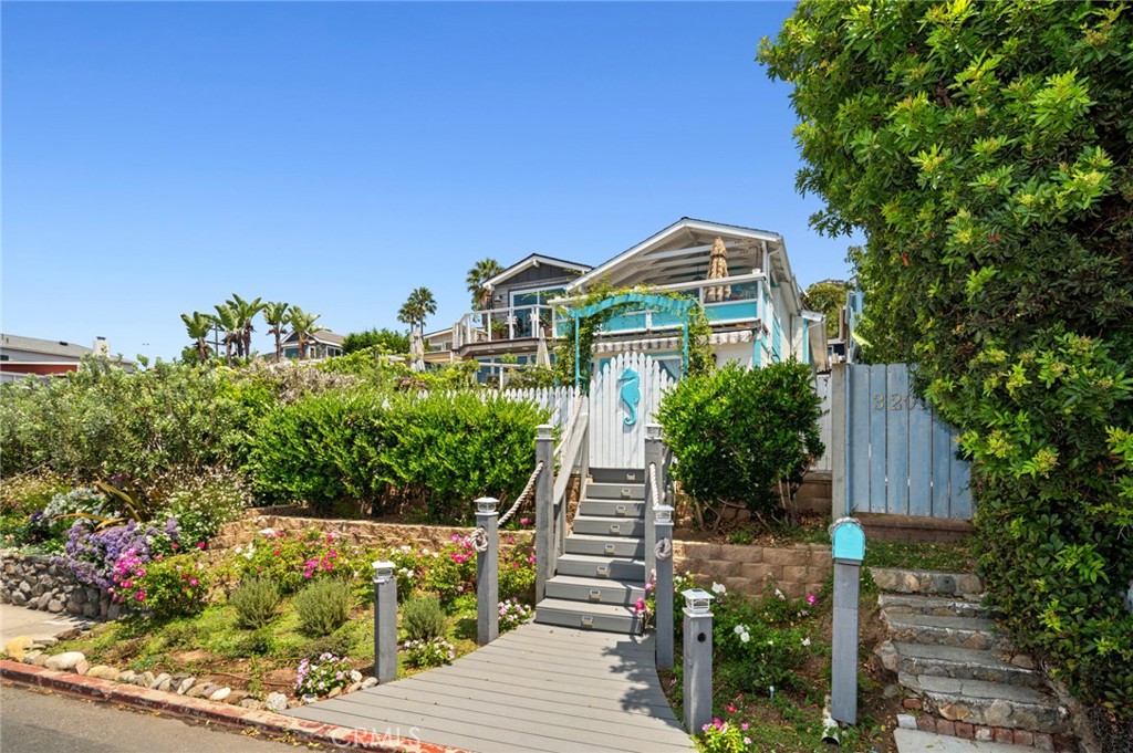 This beautifully renovated cottage spans approximately 1,000 square feet of living space, including two bedrooms and one - 32012 Coast, Laguna Beach CA 92651 - photo 1