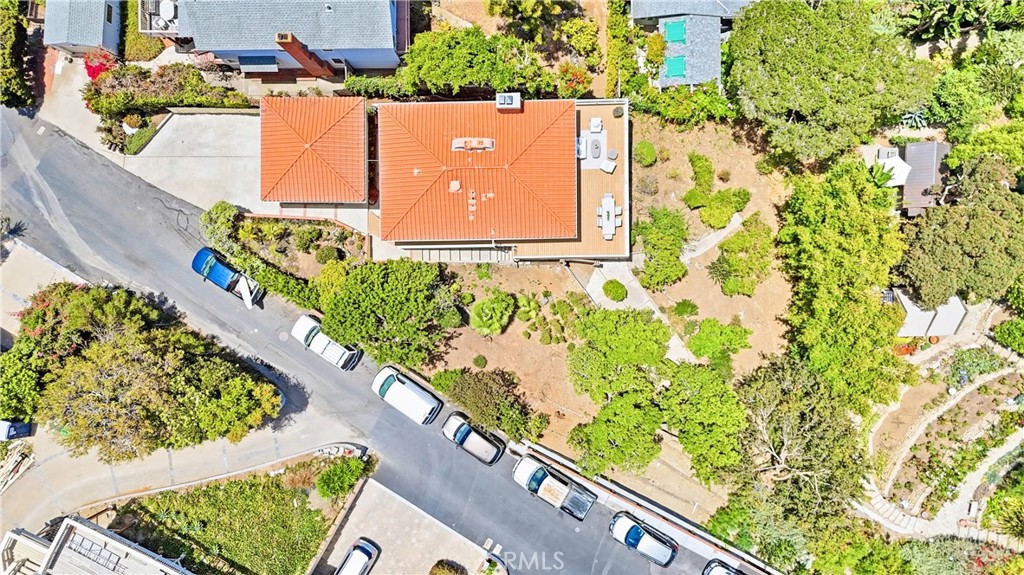 Great home with8773 sqft 2 lots, plenty of space to expand or build an ADU or more​​‌​​​​‌​​‌‌​​‌‌​​‌‌​​‌​​​‌‌​‌​​​​‌‌​‌ - 32021 & 32001 sunset Avenue, Laguna Beach CA 92651 - photo 6