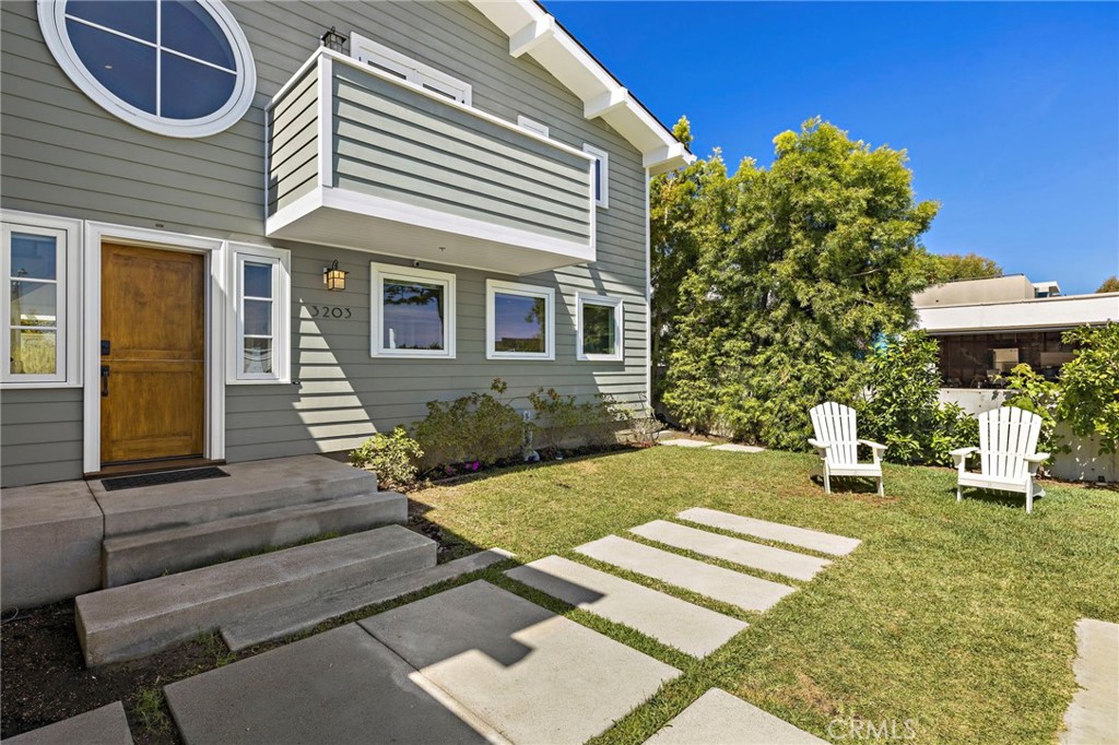 Huge gated front yard - 3203 Tyrol Drive, Laguna Beach CA 92651 - photo 4