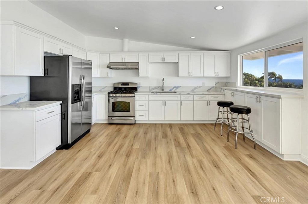 Kitchen and dining area. - 32122 Coast Hwy, Laguna Beach CA 92651 - photo 6
