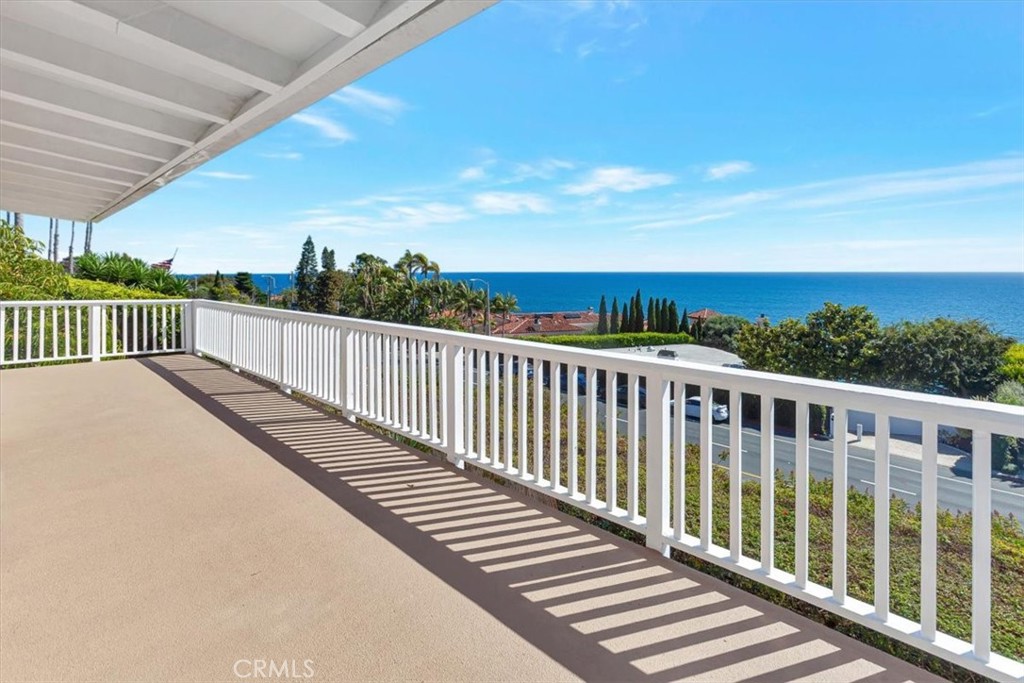 Large front balcony viewing to the south. - 32122 Coast Hwy, Laguna Beach CA 92651 - photo 13
