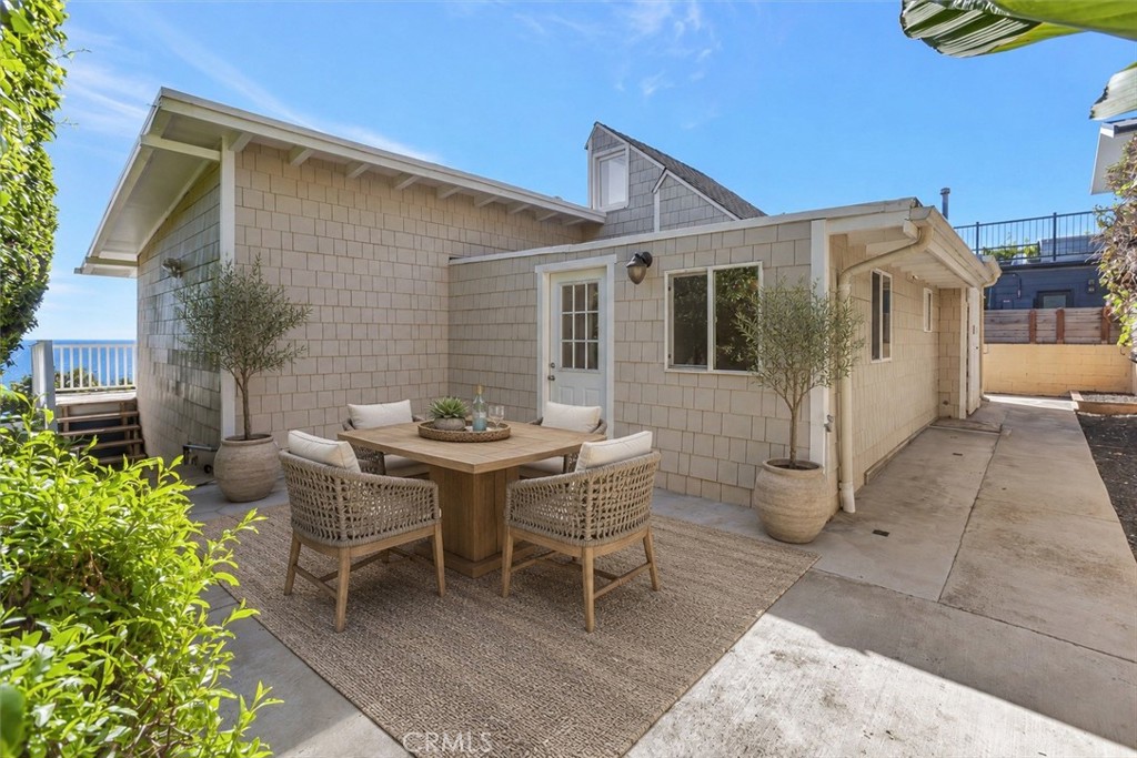Virtually staged. - 32122 Coast Hwy, Laguna Beach CA 92651 - photo 24