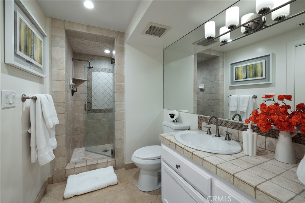 Residence 1 - Shared Hall Bath - 32227 Coast Hwy, Laguna Beach CA 92651 - photo 20