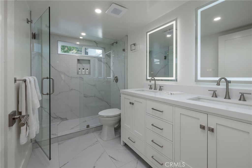 Residence 2 - Shared Hall Bath - 32227 Coast Hwy, Laguna Beach CA 92651 - photo 41