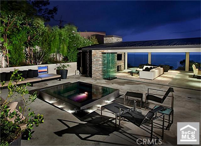 open walls for great entertaining. - 325 WEYMOUTH Place, Laguna Beach CA 92651 - photo 1