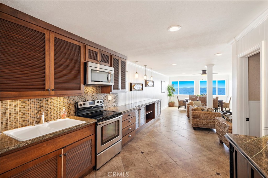 COMMUNITY "SEAVIEW ROOM' LOCATED ON SEAWALL. AVAILABLE FOR RESIDENTS AND GUESTS ON A RESERVATION BASIS. - 34 Blue Lagoon, Laguna Beach CA 92651 - photo 26