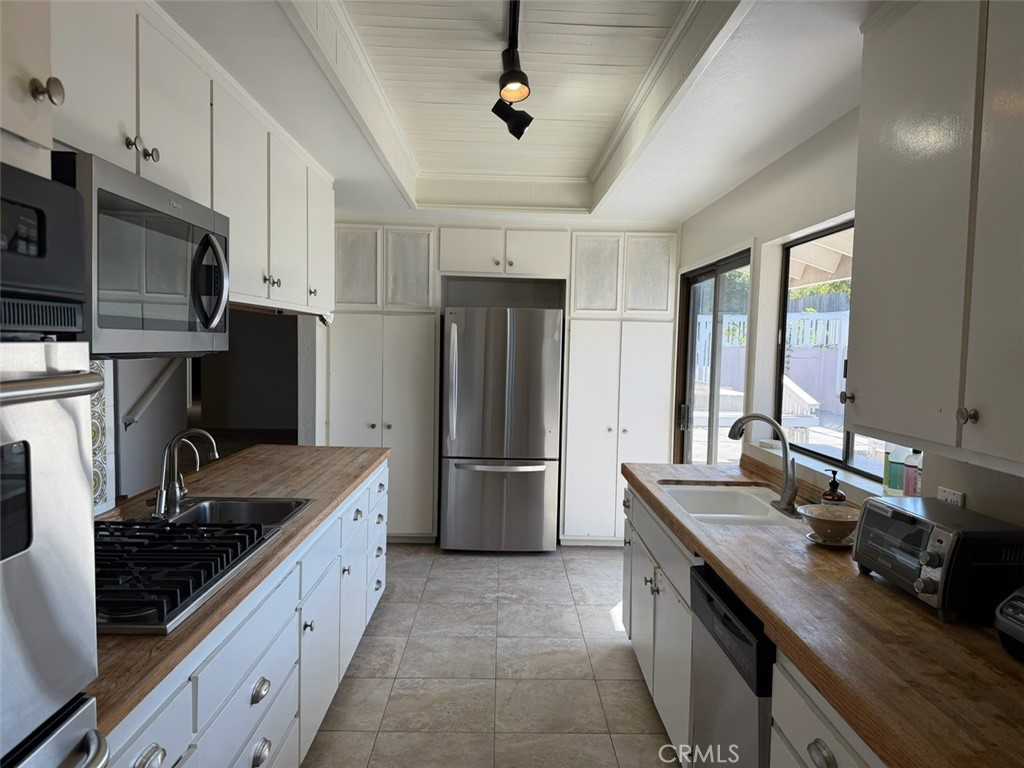 KITCHEN - 35 N N La Senda, Laguna Beach CA 92651 - photo 17