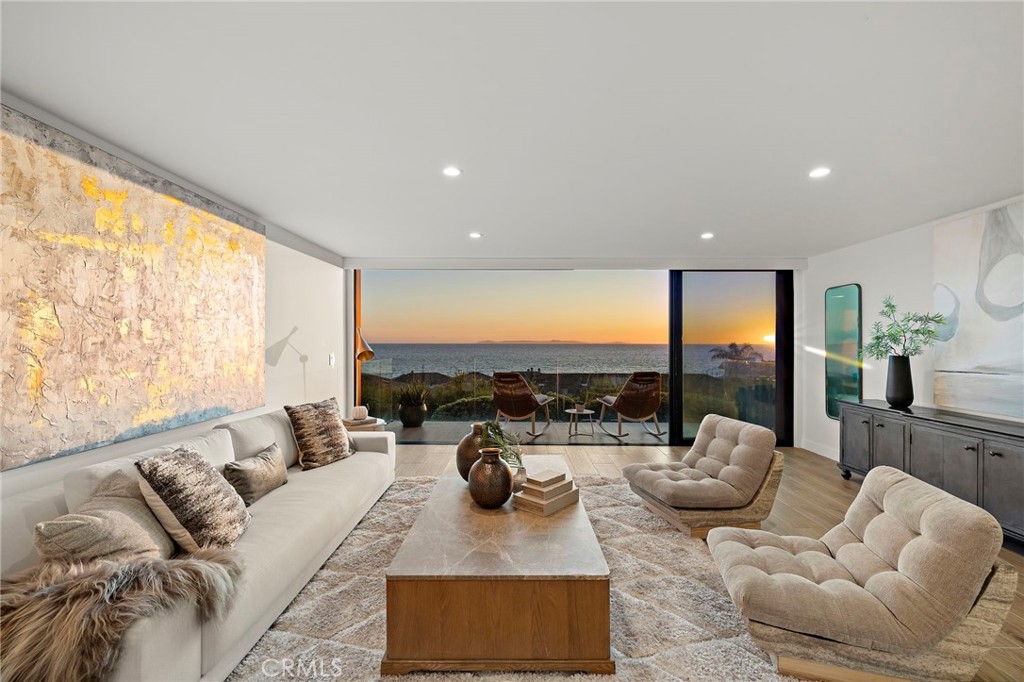 Entry Level — Spacious Optional 3rd Bedroom - 37 Blue Lagoon, Laguna Beach CA 92651 - photo 4