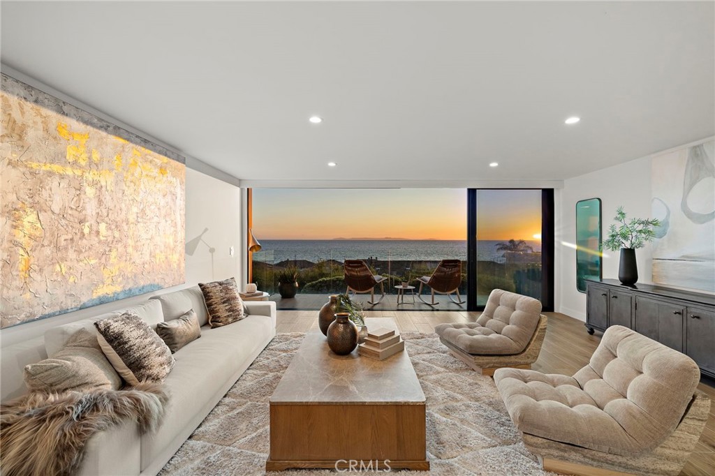 Entry Level — Spacious Optional 3rd Bedroom - 37 Blue Lagoon, Laguna Beach CA 92651 - photo 4