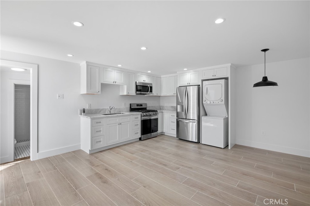 Enviably located in the heart of North Laguna with close proximity to the Village, Heisler Park, and Main Beach, this 1 - 372 1/2 Jasmine, Laguna Beach CA 92651 - photo 1