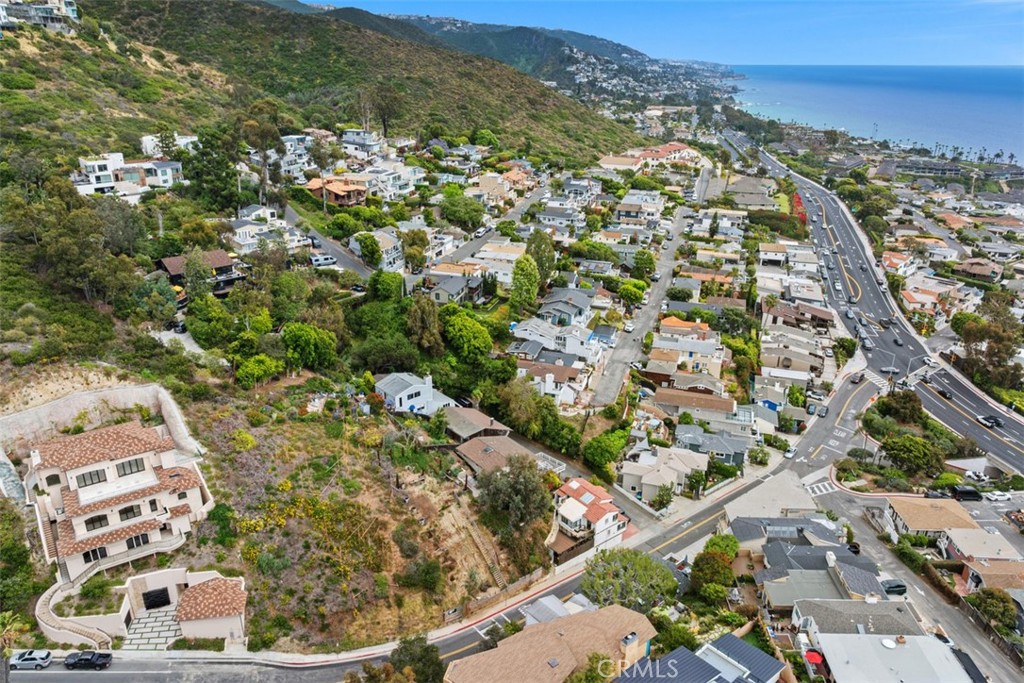 Lot is an easy walk to Victoria Beach. A tunnel that goes under the highway provides easy and safe access to the beach. - 375 Nyes Place, Laguna Beach CA 92651 - photo 5