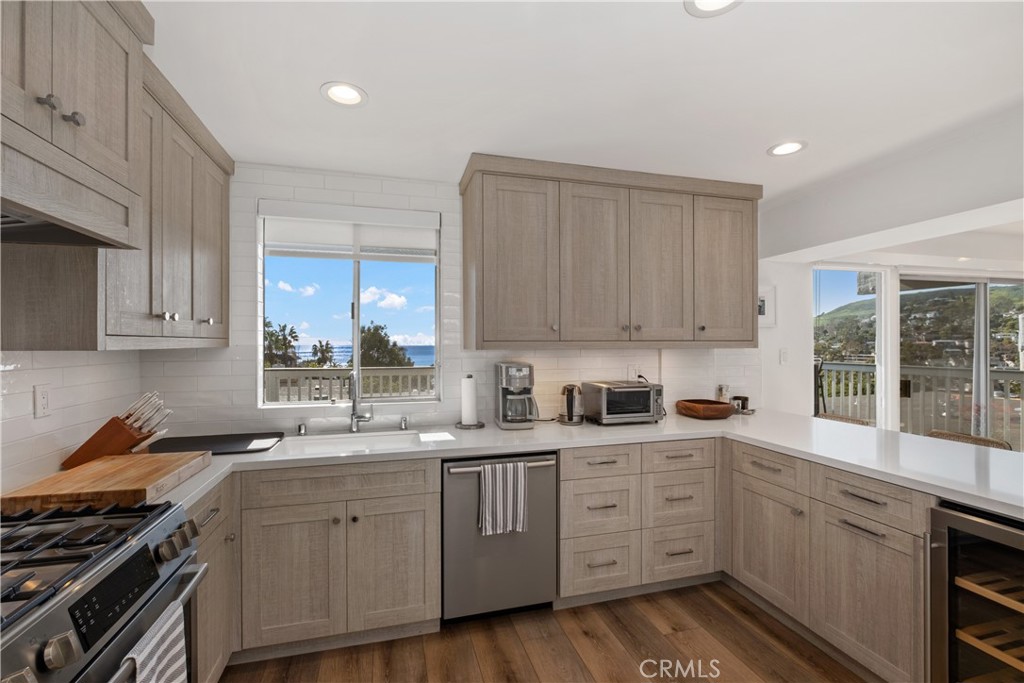 open kitchen. - 404 Loma C, Laguna Beach CA 92651 - photo 6