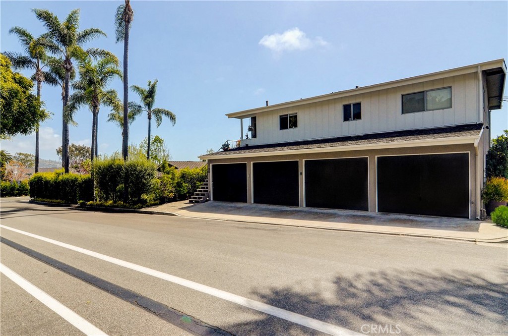 Lower, rear unit in well maintained Mid Century three unit property. - 417 Monterey, Laguna Beach CA 92651 - photo 1