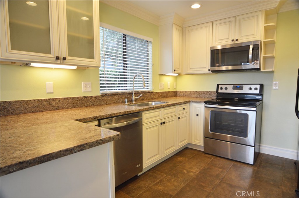 Marvelous kitchen with great appliances and natural light. - 422 Cypress Drive, Laguna Beach CA 92651 - photo 1