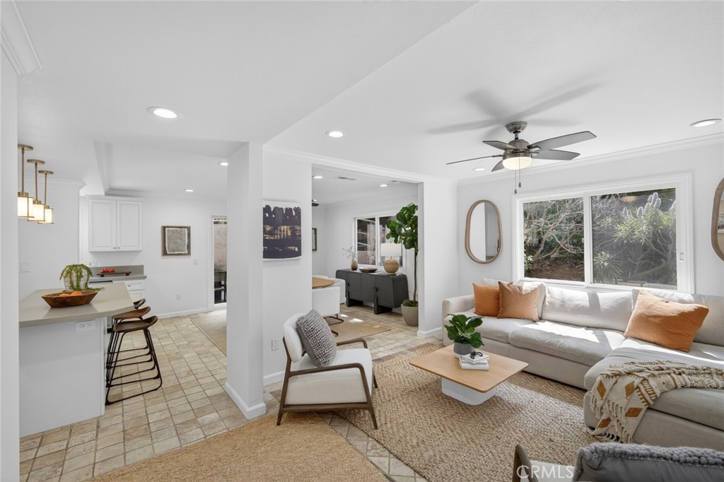 Family room - 431 Nyes Place, Laguna Beach CA 92651 - photo 5