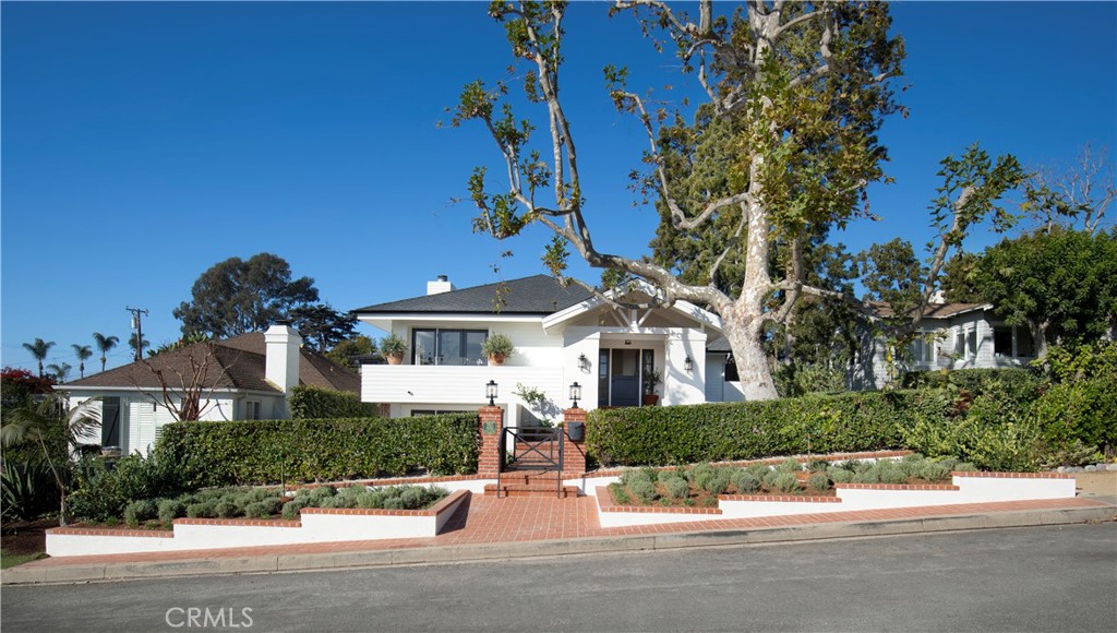 432 Holly. Ideal 400 block of Tree Streets on desirable/quiet (not connect to highway) location. with views, privacy and - 432 Holly Street, Laguna Beach CA 92651 - photo 1