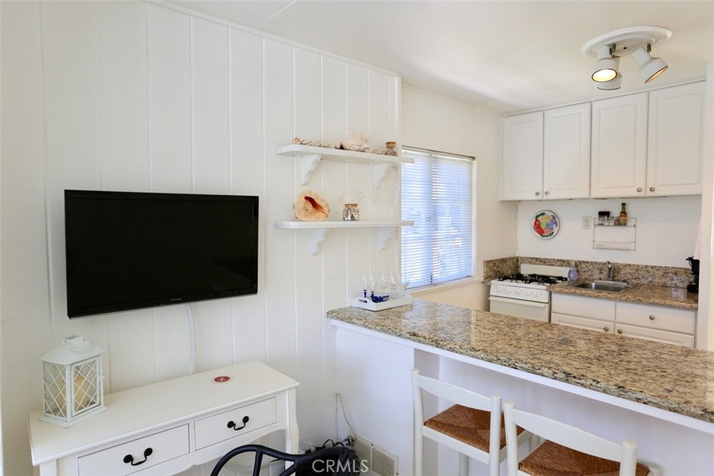 460 Saint Anns Drive, Laguna Beach CA 92651 - photo 9
