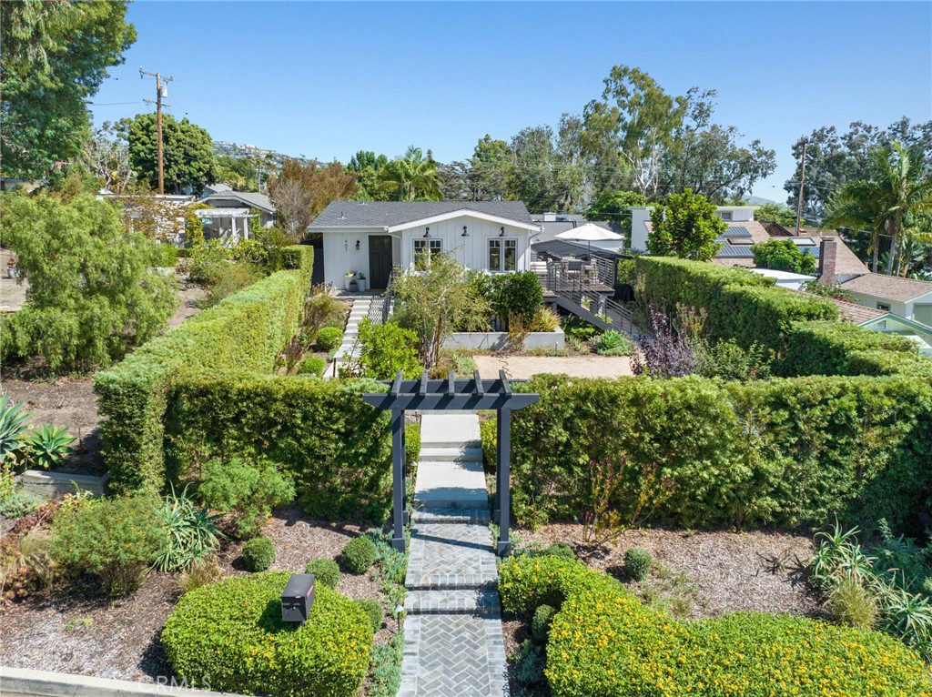 Experience spectacular living in Laguna Beach at this lux Modern Cottage-style home in North Laguna’s highly sought-afte - 463 Myrtle, Laguna Beach CA 92651 - photo 1