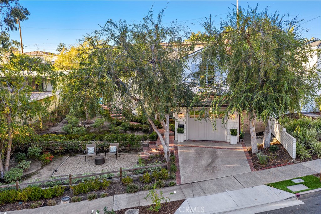 Peek-a-boo privacy from street. - 464 El Bosque, Laguna Beach CA 92651 - photo 1