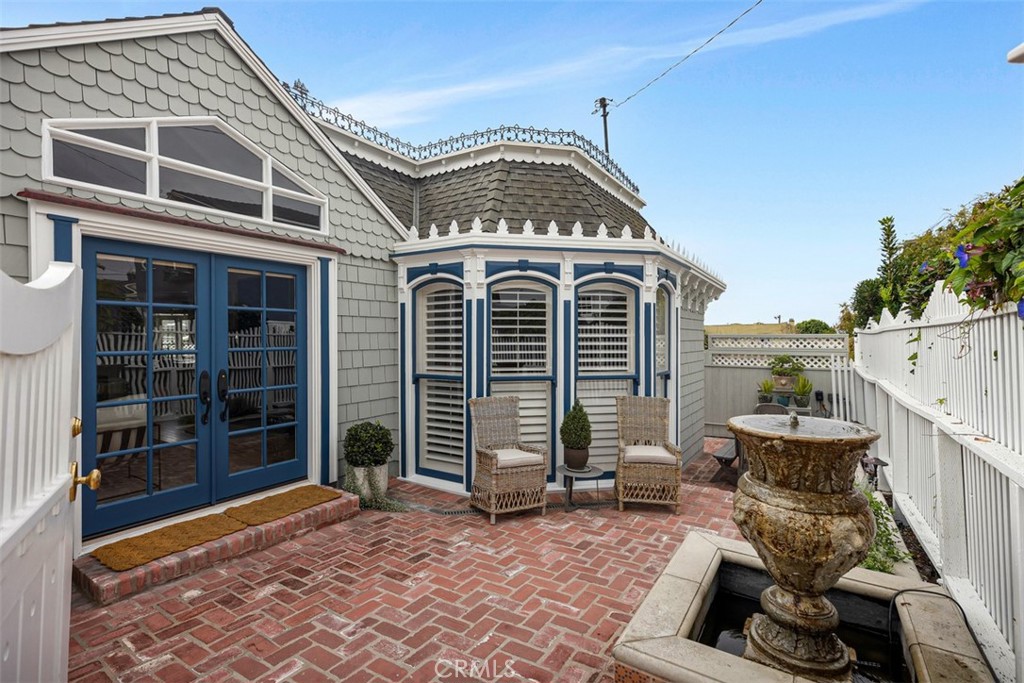 Front courtyard with water fountain feature to relax and enjoy. - 501 Lombardy Lane, Laguna Beach CA 92651 - photo 3